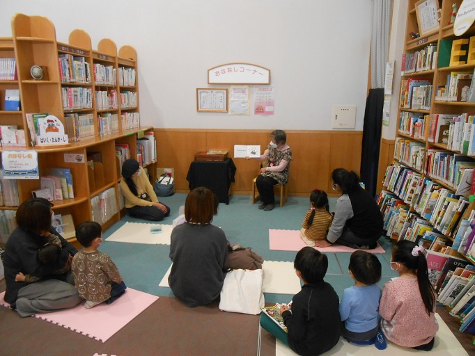 伊勢図書館のおはなし会の様子